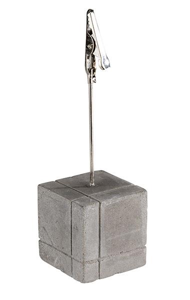 Betonblock mit Klammerhalterung.