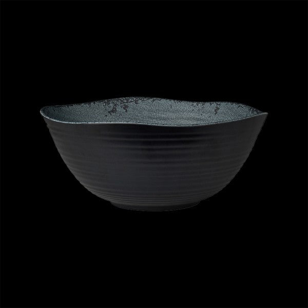 Schwarze Schüssel auf schwarzem Hintergrund.