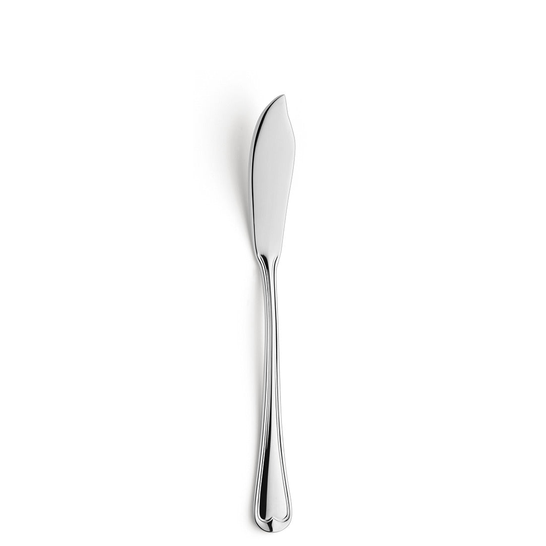 Silbernes Buttermesser auf weißem Hintergrund.