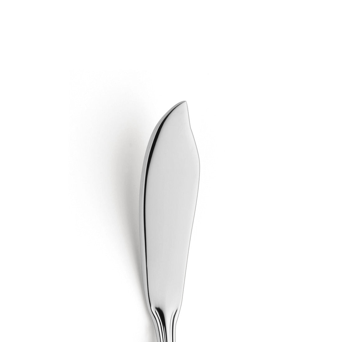 Silberner Buttermesser auf weißem Hintergrund.