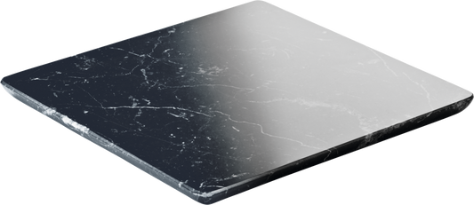 Schwarze Marmorplatte mit Muster.