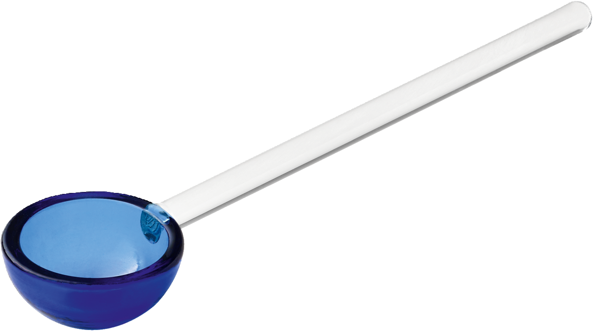 Löffel mit blauem Griff.