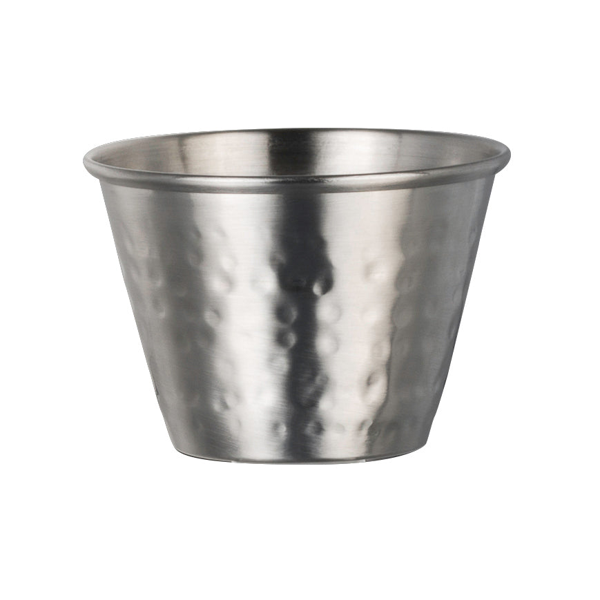 Metallbecher mit gehämmerter Oberfläche.