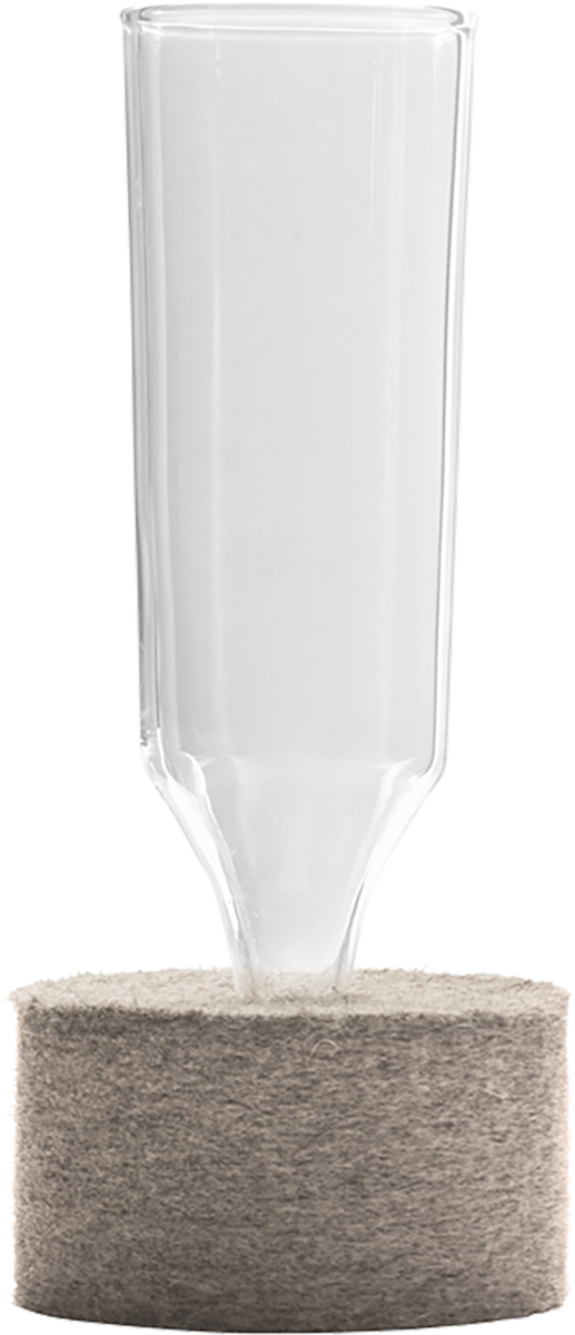 Glas auf Filzuntersetzer, minimalistisch.