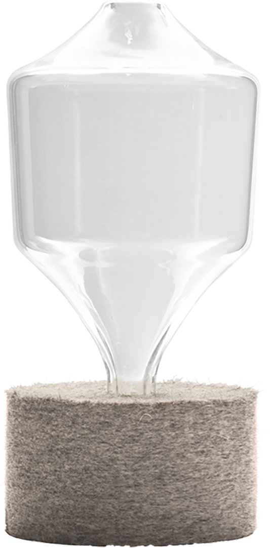 Glasgefäß mit Filzunterlage.