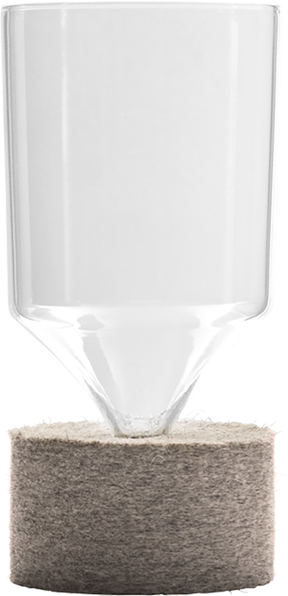 Glas mit Filzuntersetzer.