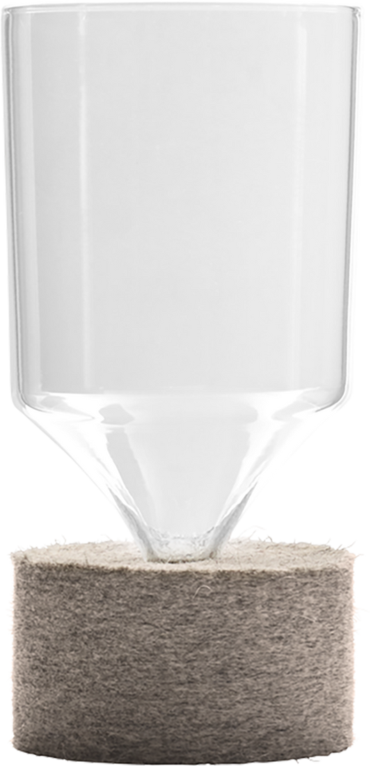 Glas mit Filzuntersetzer.
