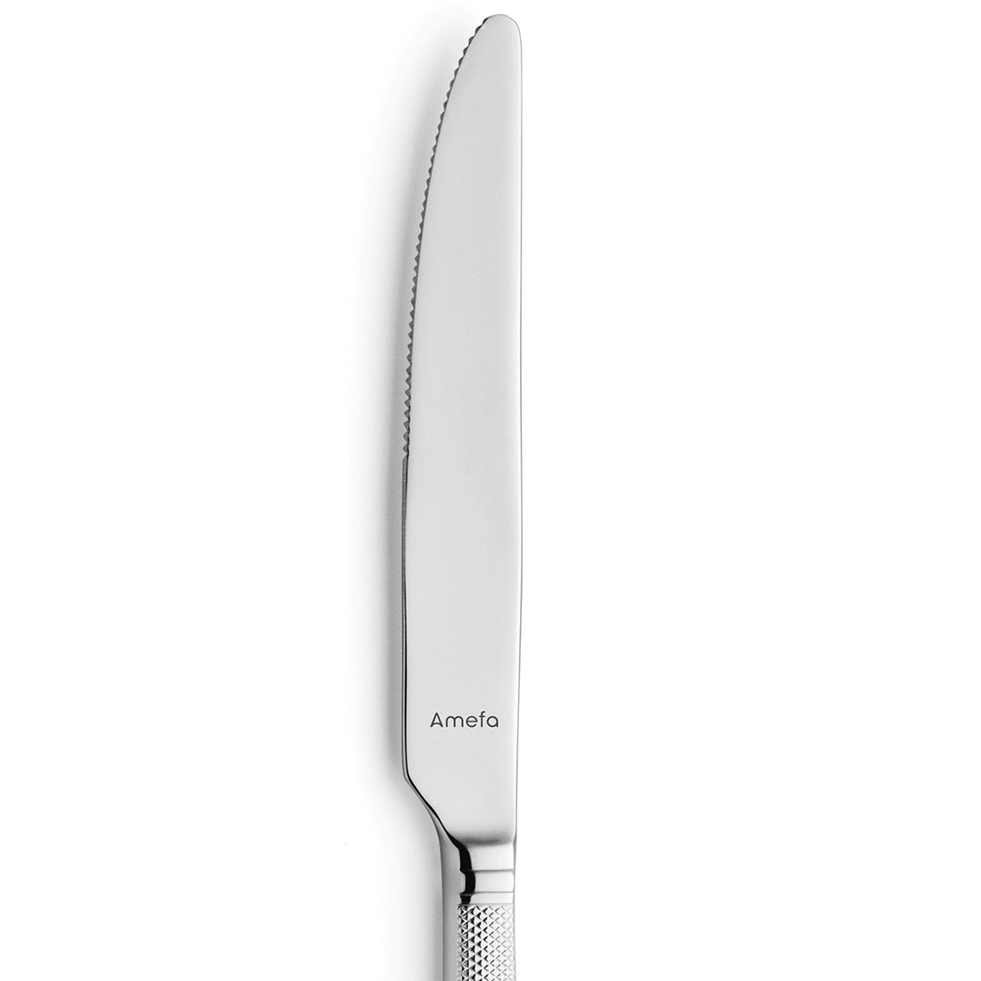 Silbernes Messer mit gezackter Klinge.