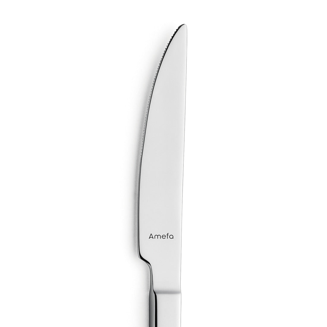 Silbernes Tafelmesser mit gezackter Klinge.