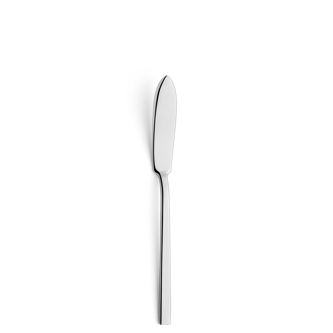Silbernes Buttermesser auf weißem Hintergrund.