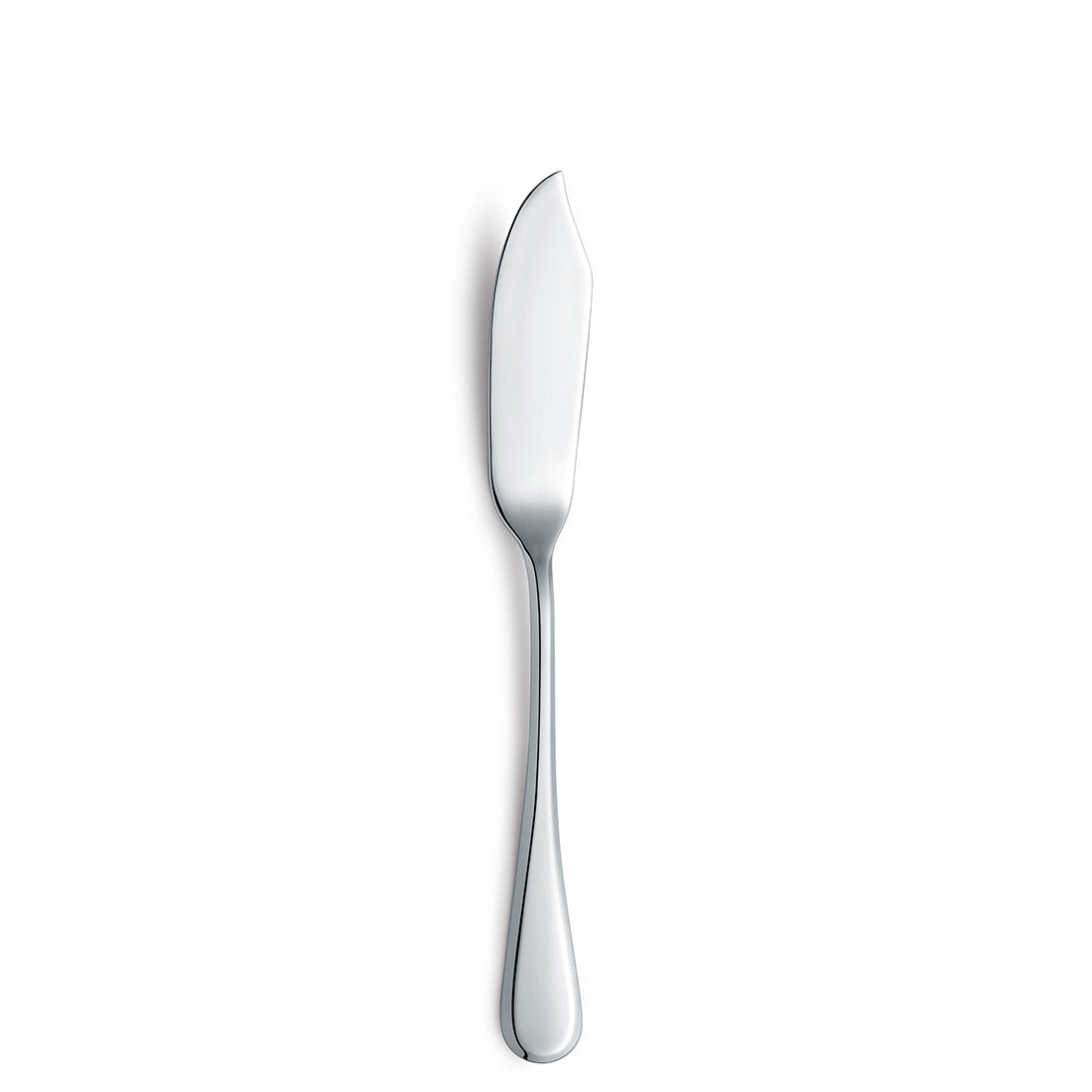Silbernes Buttermesser auf weißem Hintergrund.