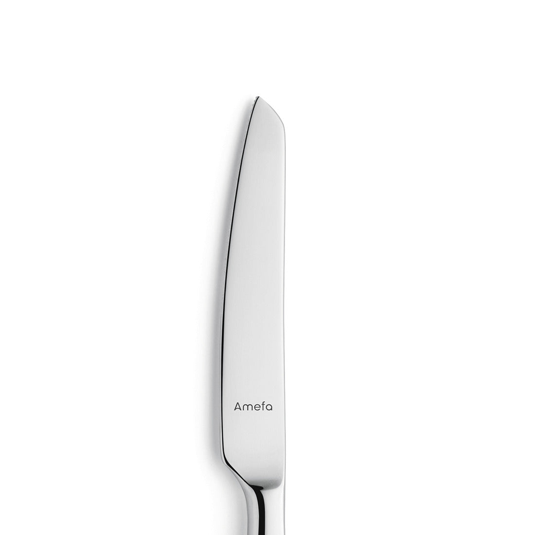 Silbernes Messer auf weißem Hintergrund.