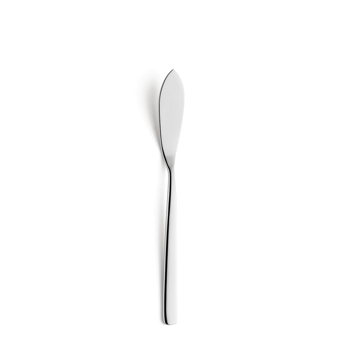 Silbernes Buttermesser auf Weiß.