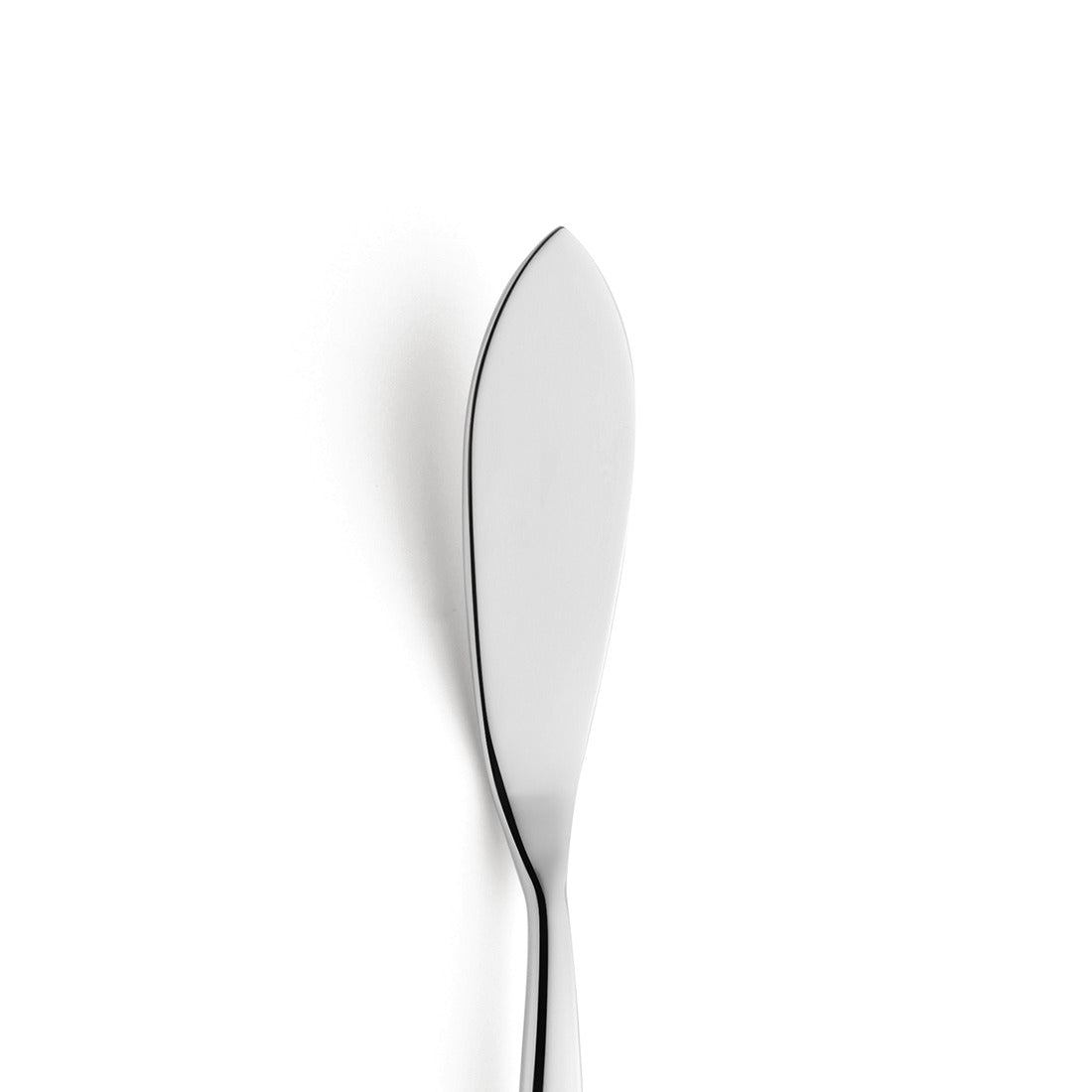 Silbernes Buttermesser auf Weiß.
