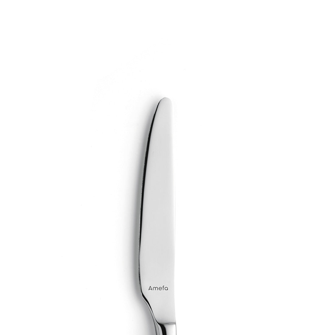Silbernes Messer auf weißem Hintergrund.