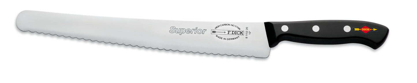 Gezacktes Brotmesser mit schwarzem Griff.