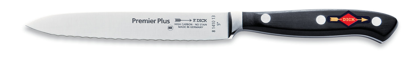 Gezacktes Küchenmesser mit schwarzem Griff.