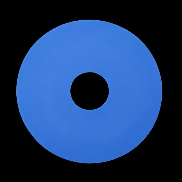 Blauer Donut auf schwarzem Hintergrund.