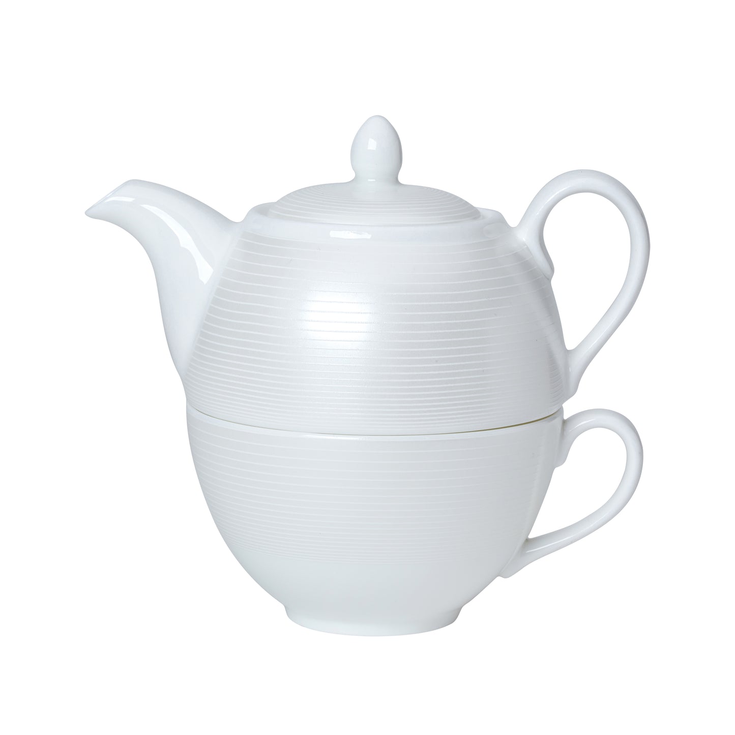 Weiße Teekanne mit Tasse kombiniert.