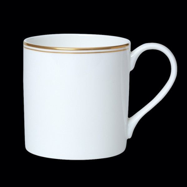 Weiße Tasse mit Goldrand.