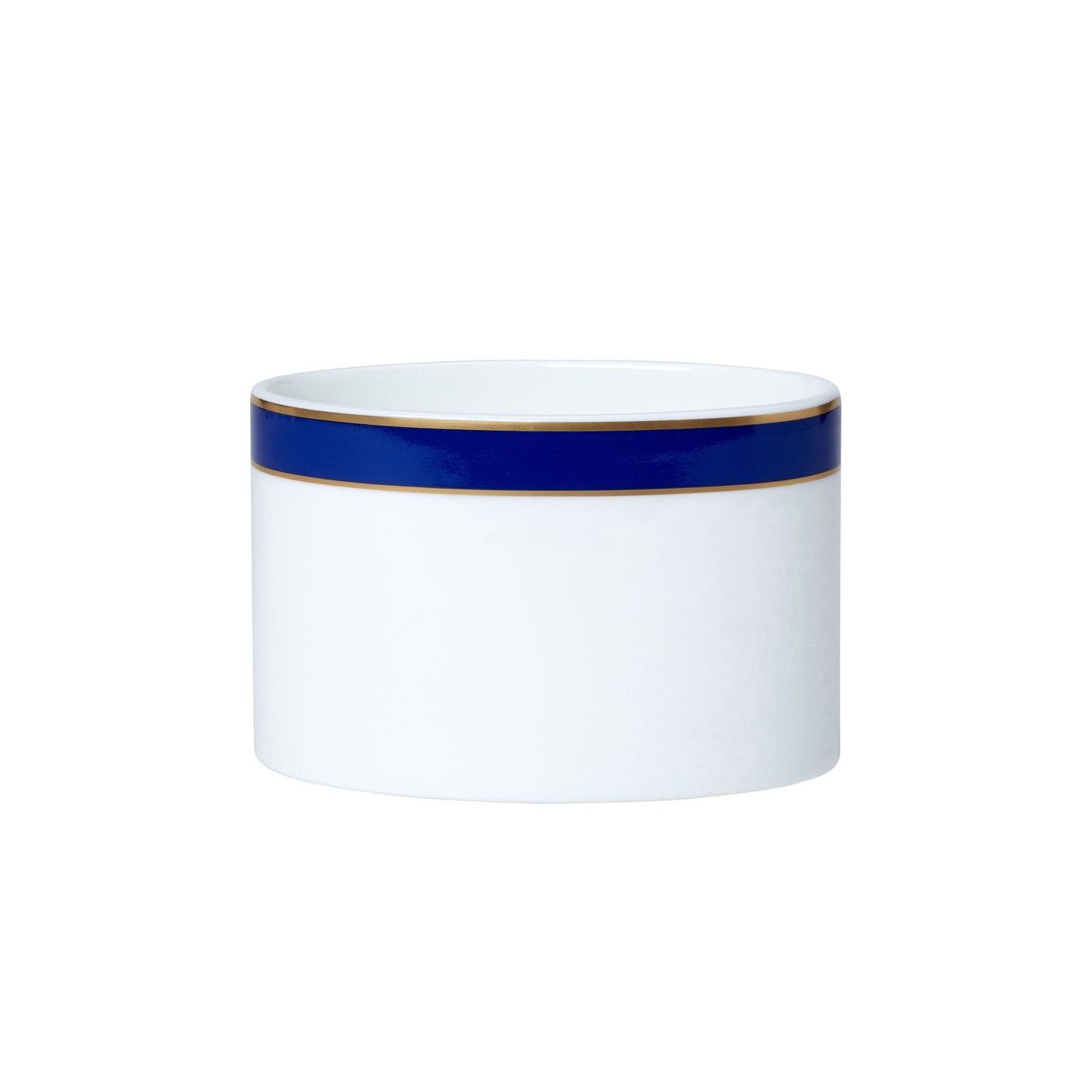 Weiße Tasse mit blauem Rand.