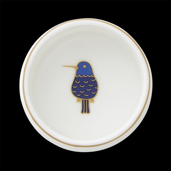 Porzellanteller mit Vogelmotiv innen.