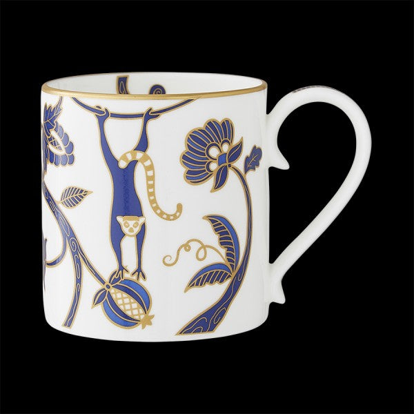 Tasse mit floralem Muster.