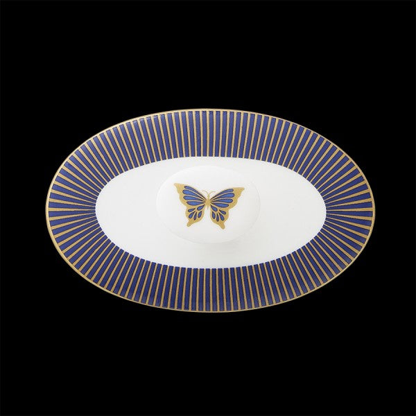 Teller mit Schmetterlingsdesign und Streifen.