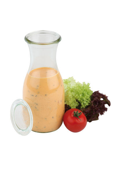 Karaffe mit Dressing, Salat, Tomate.