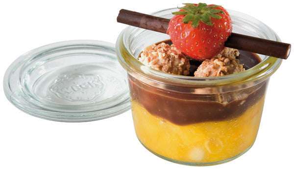 Dessert im Glas mit Erdbeere.