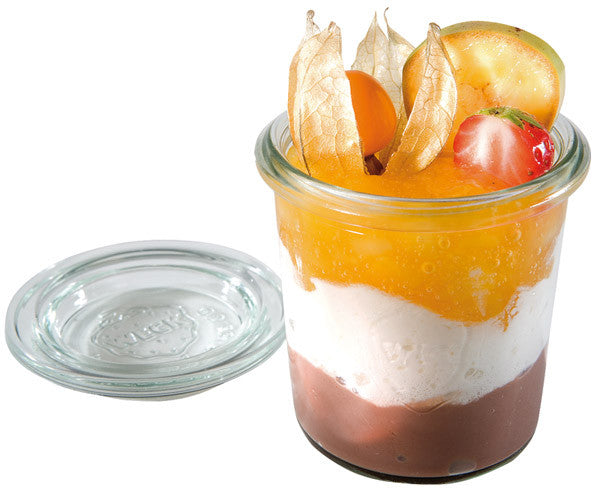 Dessert im Glas mit Früchten.