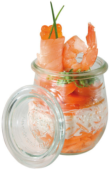 Garnelen im Glas mit Lachs.