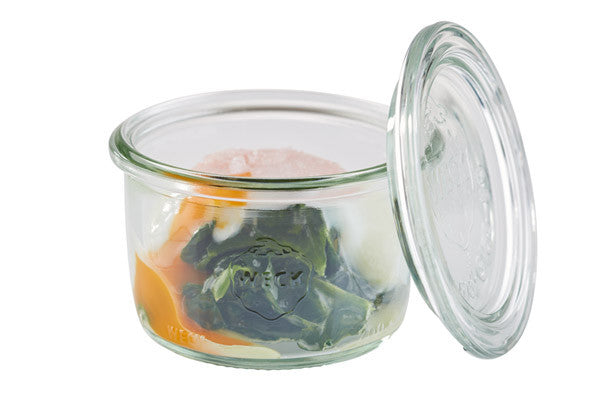 Weckglas mit Essen, Deckel offen.