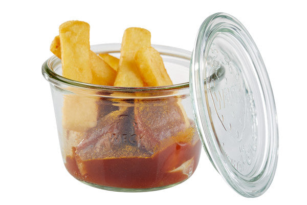 Pommes und Fleisch im Glas.