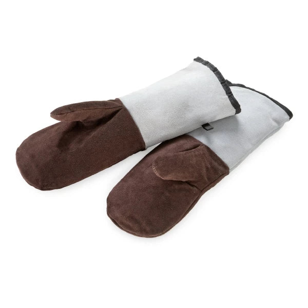 Zwei braune Ofenhandschuhe.
