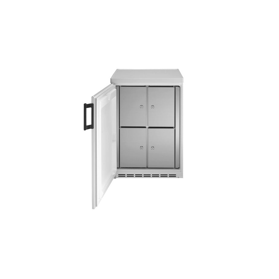 Offener Kühlschrank mit Fächern.