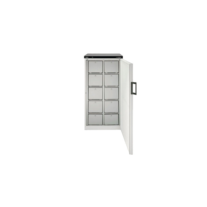 Metallschrank mit mehreren Fächern.