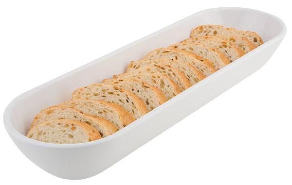 Brot in weißer Servierschale.