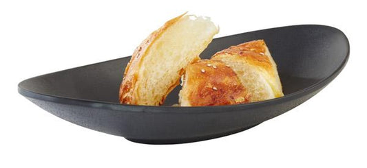Brot in schwarzer Schale.