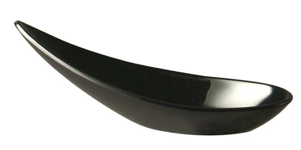 Schwarze, geschwungene Servierschale.