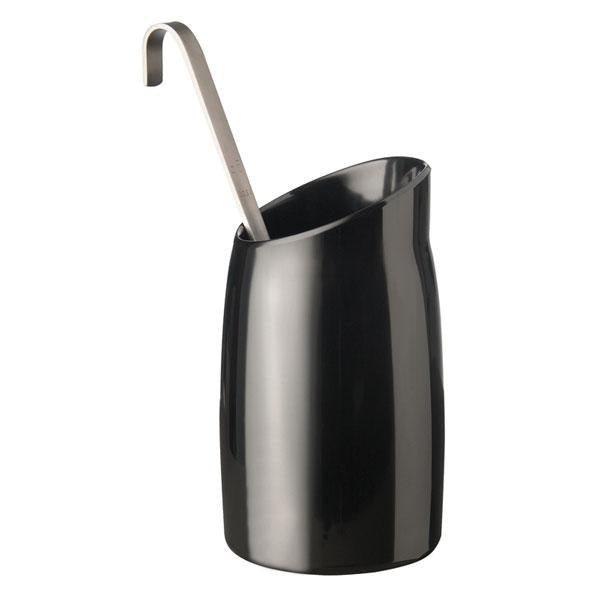 Schwarze Kanne mit Schöpfkelle.