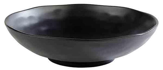 Schwarze Schale mit unregelmäßigem Rand.