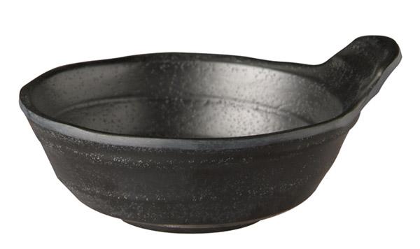 Schwarze Schale mit Griff.
