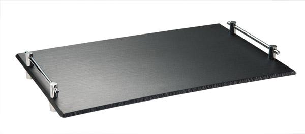 Schwarzes Tablett mit Griffen.
