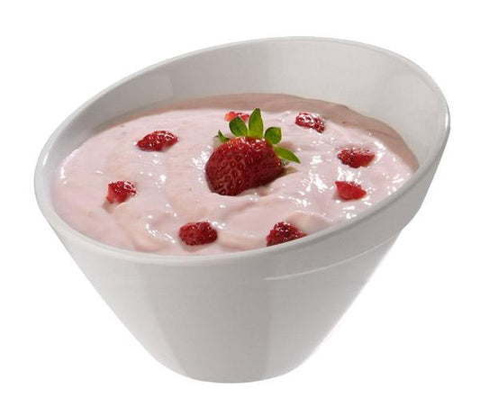 Schale mit Erdbeerjoghurt und Erdbeeren.