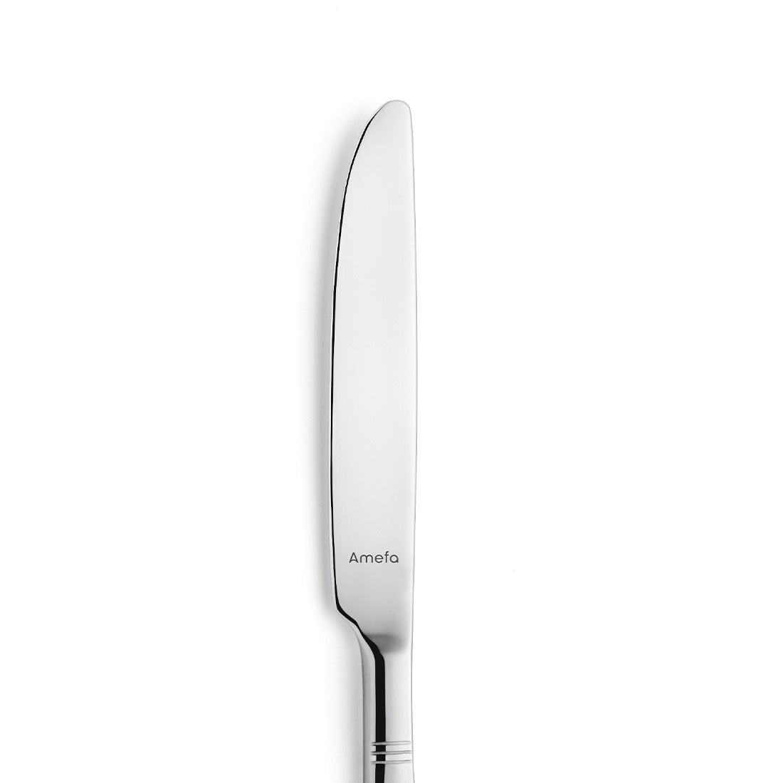 Silbernes Messer auf weißem Hintergrund.