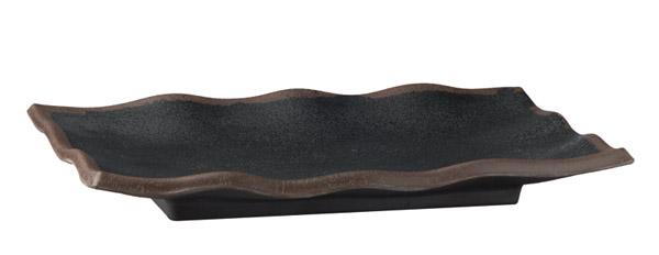 Schwarze, rechteckige, gewellte Platte.
