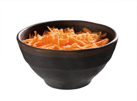 Schwarze Schale mit Karottenstreifen.