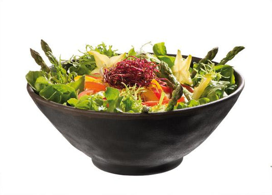 Salat in schwarzer Schüssel angerichtet.