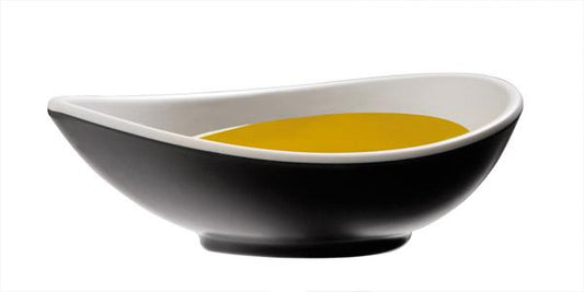 Schwarze Schale mit gelber Flüssigkeit.